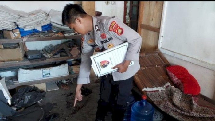 Anggota Polres OKU Timur melakukan olah TKP terhadap korban