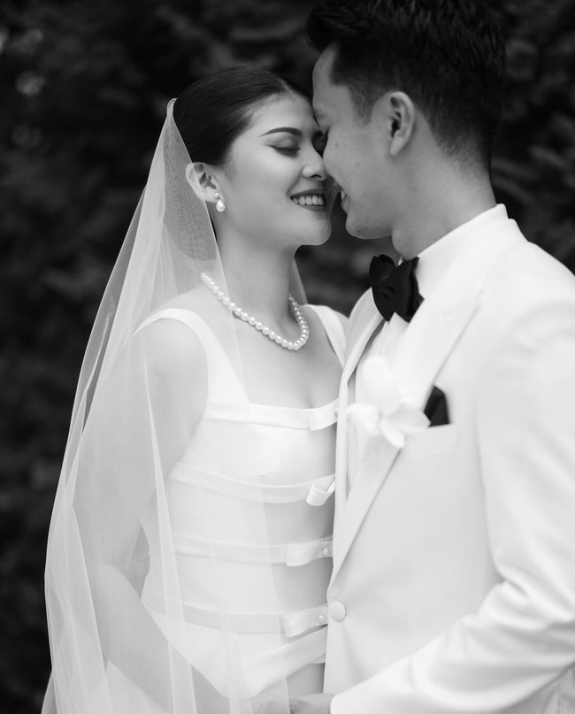 Tata rambut pun dibuat minimalis. Mitzi tampil bersahaja dengan sanggul simple yang dijalin kepang dan ditata sleek. Foto: Instagram/@sinisukanthony