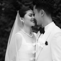 Tata rambut pun dibuat minimalis. Mitzi tampil bersahaja dengan sanggul simple yang dijalin kepang dan ditata sleek. Foto: Instagram/@sinisukanthony