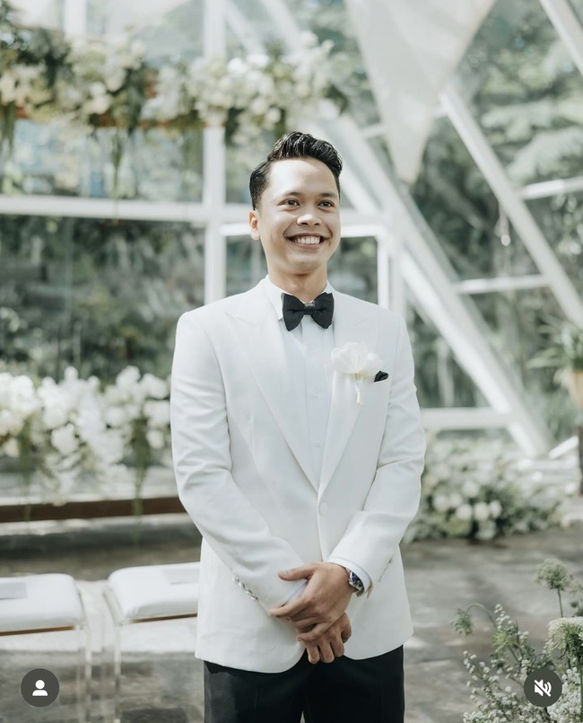 Terlihat Anthony yang begitu bahagia di hari pernikahannya. Sebelumya pada 2023 lalu Anthony sudah lebih dulu melamar Mitzi di Australia. Foto: Instagram/@sinisukanthony