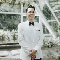 Terlihat Anthony yang begitu bahagia di hari pernikahannya. Sebelumya pada 2023 lalu Anthony sudah lebih dulu melamar Mitzi di Australia. Foto: Instagram/@sinisukanthony