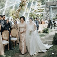 Mitzi tampil cantik menawan berjalan masuk didampingi sang bunda. Mengenakan veil panjang, penampilan Mitzi kian menawan dengan kalung dan sepasang anting mutiara. Foto: Instagram/@sinisukanthony