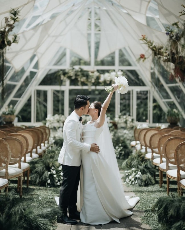 Keduanya juga tak lupa memamerkan pose mereka setelah resmi menjadi pasangan suami-istri. Unggahan Anthony dan Mitzi banjir ucapan selamat dari para netizen. Foto: Instagram/@sinisukanthony