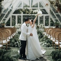 Keduanya juga tak lupa memamerkan pose mereka setelah resmi menjadi pasangan suami-istri. Unggahan Anthony dan Mitzi banjir ucapan selamat dari para netizen. Foto: Instagram/@sinisukanthony
