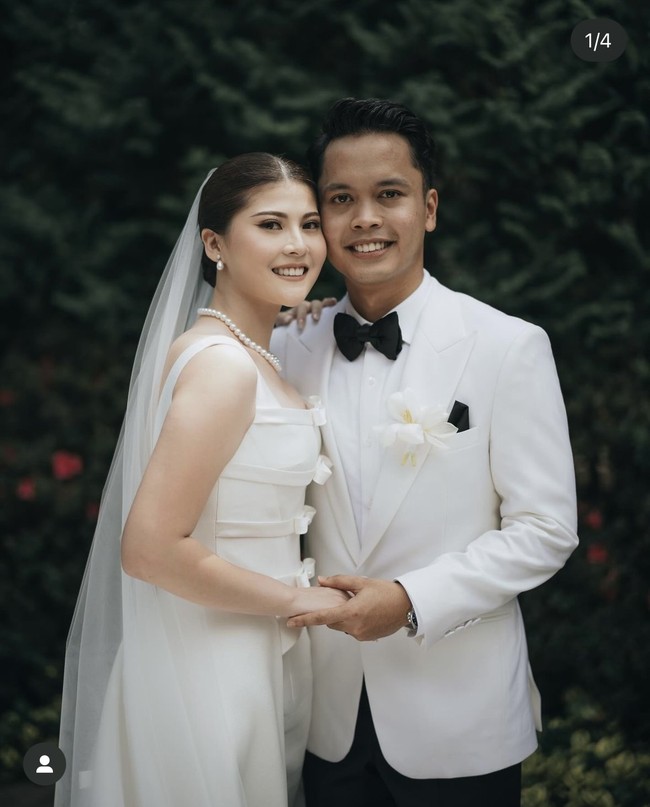 Pebulu tangkis Indonesia, Anthony Ginting resmi menikah dengan kekasihnya, Mitzi Abigail pada Sabtu (26/10/24). Pemberkatan pernikahannya digelar di Bogor. Foto: Instagram/@sinisukanthony