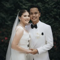 Pebulu tangkis Indonesia, Anthony Ginting resmi menikah dengan kekasihnya, Mitzi Abigail pada Sabtu (26/10/24). Pemberkatan pernikahannya digelar di Bogor. Foto: Instagram/@sinisukanthony