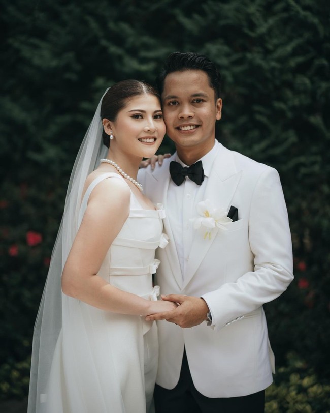 Mitzi Abigail resmi menyandang status istri dari Anthony Ginting, setelah menjalani prosesi pemberkatan di Amaryllis Boutique Resort, Bogor, Jawa Barat. Keduanya menikah setelah 12 tahun berpacaran. Foto: Instagram @sinisukanthony