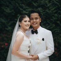 Mitzi Abigail resmi menyandang status istri dari Anthony Ginting, setelah menjalani prosesi pemberkatan di Amaryllis Boutique Resort, Bogor, Jawa Barat. Keduanya menikah setelah 12 tahun berpacaran. Foto: Instagram @sinisukanthony