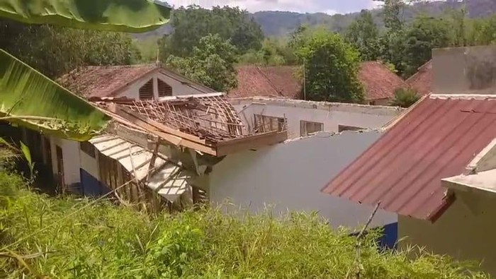 Bangunan labolatorium komputer SMPN 3 Tanggeung, Cianjur, Jawa Barat ambruk.