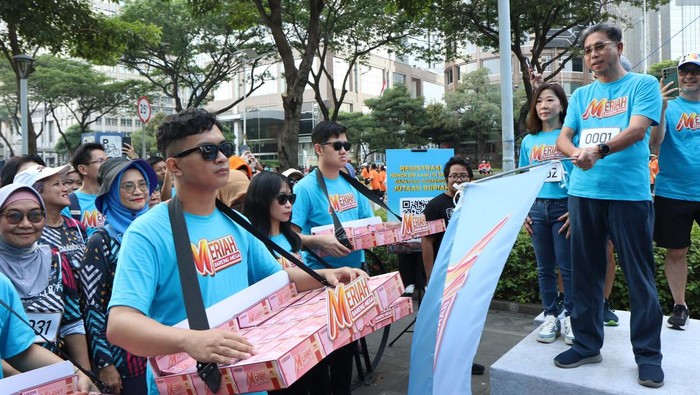 Bank Mega Gelar Funwalk 5K, Like a Bilionaire Bank Mega menyemarakkan kegiatan CFD dengan menggelar Fun Walk 5K Like A Billionaire. Para peserta tampil dengan kostum layaknya miliarder.