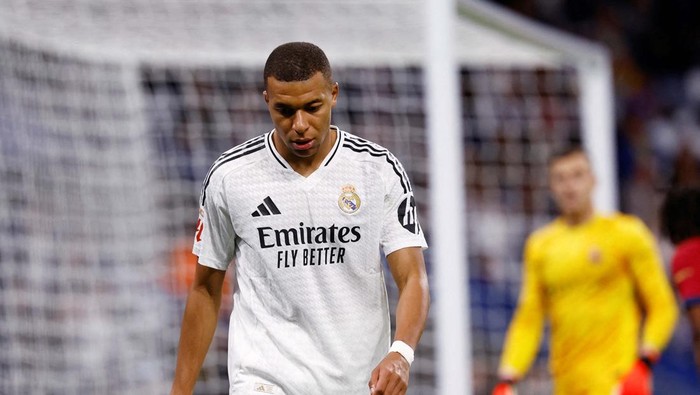 Soccer Football - LaLiga - Real Madrid v FC Barcelona - Santiago Bernabeu, Madrid, Spain - October 26, 2024
Real Madrids Kylian Mbappe reacts REUTERS/Susana Vera