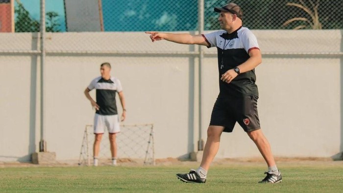 Bernardo Tavares memimpin latihan PSM Makassar di Stadion Kalegowa jelang melawan Persik Kediri dalam lanjutan Liga 1 2024/2025.