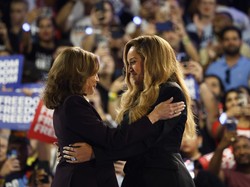 Beyonce Resmi Dukung Kamala Harris Jadi Presiden AS, Outfit Serba Hitam