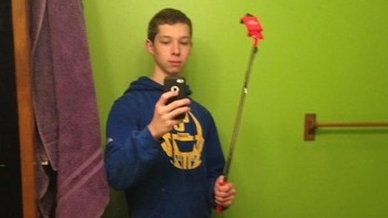 Mohon maaf, terus pegang tongsis buat apa ya. Foto: (Brightside).