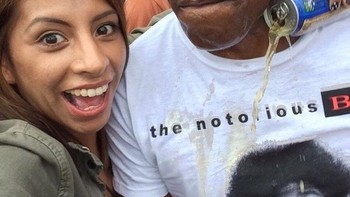 Mba tolong itu minumannya tumpah. Foto: (Brightside).