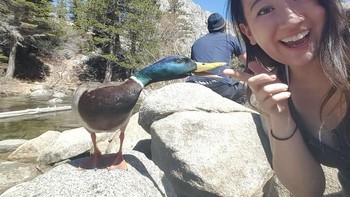 Sebelum jarinya telunjuknya dilibas. Foto: (Brightside).