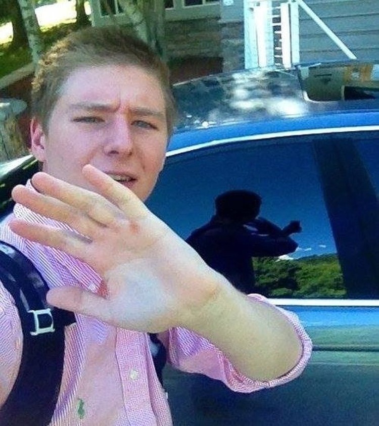 Bukannya Keren, Deretan Foto Selfie Ini Malah Terlihat Kocak Agar eksis, foto selfie kapan dan di manapun sudah seperti sebuah keharusan. Namun deretan foto selfie ini bukannya tampak keren, malah terlihat kocak.