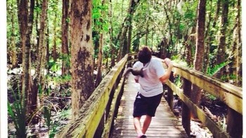 Makanya minta izin dulu mas kalau mau ajak selfie. Foto: (Brightside).