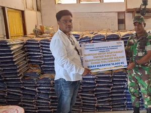 Bulog & Kodim 1707/Merauke Salurkan Bantuan Beras ke Distrik Ilwayab