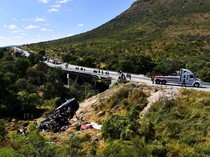Bus Tabrak Kontainer dan Masuk Jurang di Meksiko