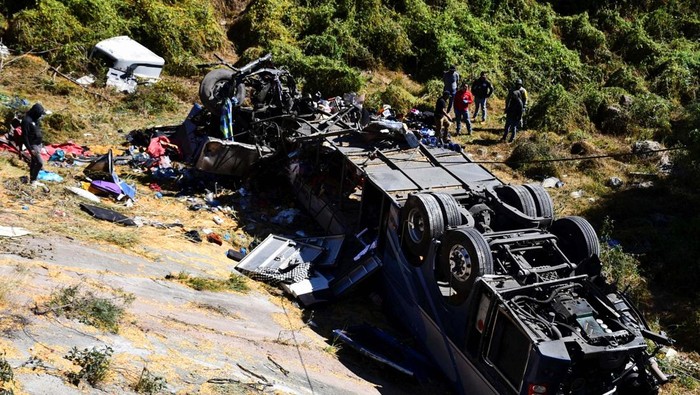 Authorities work on the site of a passenger bus accident where several people died and others were injured while travelling on a highway from Nayarit to Chihuahua, in Piedra Gorda, Mexico, October 26, 2024. REUTERS/Edgar Chavez     TPX IMAGES OF THE DAY