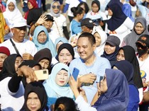 Ikut Senam Bareng, Yoyok Sukawi Jadi Serbuan Warga Semarang Minta Foto