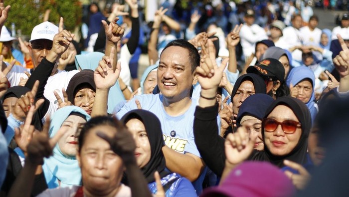 Calon Wali Kota Semarang Yoyok Sukawi disambut warga saat menghadiri kegiatan senam bersama