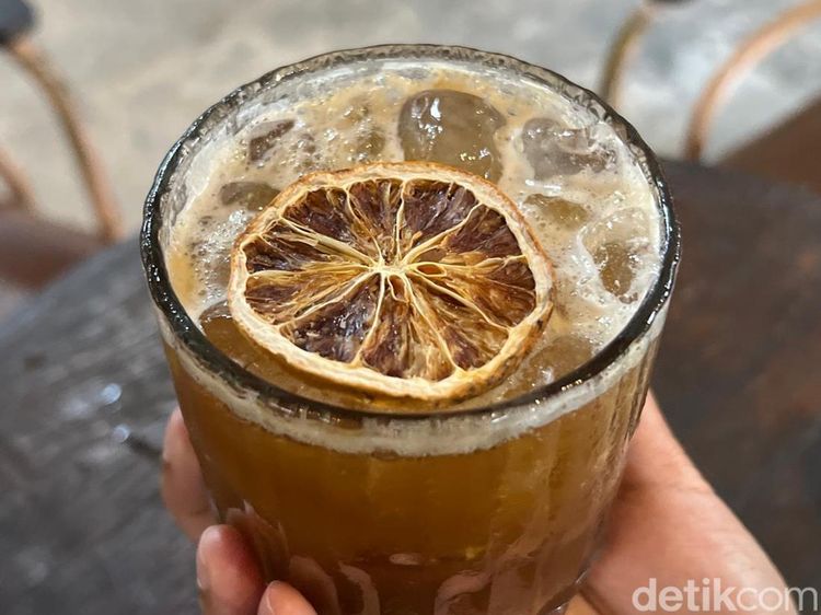 Coffee Shop ala Rumah Joglo Ini Punya Kopi Lemon yang Segar