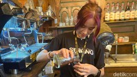 Mereka juga menyediakan meja bar dimana pengunjung dapat melihat barista meracik minuman. Foto: Detikcom / Atiqa Rana