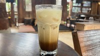 Menunya juga cukup beragam. Jika suka kopi susu, bisa pesan Kopi Joglo Aren (Rp 22 ribu) yang jadi andalan di sini. Rasa kopi ringan diimbangi dengan gula arennya yang manis. Foto: Detikcom / Atiqa Rana