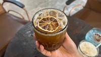 Kalau mau kopi yang segar, bisa pesan Kopi Lemon Teduh (Rp 22 ribu). Rasanya manis, segar, dengan sentuhan rasa pahit kopi di akhir. Foto: Detikcom / Atiqa Rana