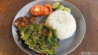 Ada juga makanan pelengkap yang bisa dipesan. Misalnya nasi ayam bakar yang bisa dilengkapi dengan berbagai sambal. Foto: Detikcom / Atiqa Rana