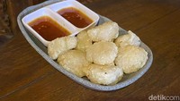 Camilan cireng goreng juga ada di Joglo Teduh. Kurang lebih satu porsi terdiri dari 10 cireng yang renyah dan kenyal, dilengkapi bumbu rujak. Foto: Detikcom / Atiqa Rana