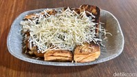 Kalau mau camilan manis, bisa pesan roti bakar yang dilengkapi isian cokelat dan parutan keju melimpah. Foto: Detikcom / Atiqa Rana