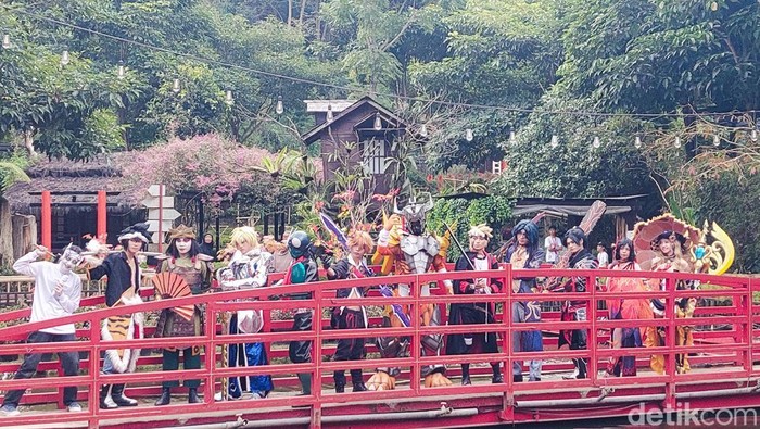 cosplayer anime jepang saat parade di The Great Asia Africa Lembang