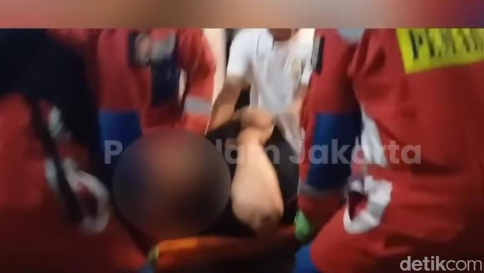 Damkar evakuasi pasien obesitas dengan berat badan 250 kg kesulitan saat hendak pulang usai berobat di salah satu rumah sakit di Matraman, Jakarta Timur (Jaktim). (dok. Instagram @humasjakfire)
