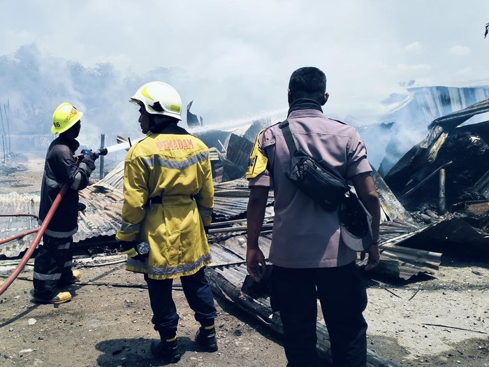 Damkar Sukoharjo melakukan pemadaman kebakaran di tempat pencucian kain mori di Kampung Ngerangan, Grogol, Kabupaten Sukoharjo, Minggu (27/10/2024).
