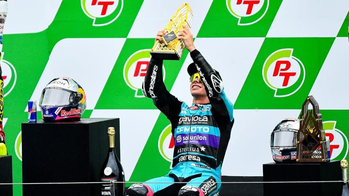 BURIRAM, THAILAND - OCTOBER 27: No.80 David Alonso of Colombia and CFMOTO Aspar Team celebrates victory after the Moto3 Race at Chang International Circuit on October 27, 2024 in Buriram, Thailand. (Photo by Supakit Wisetanuphong/MB Media/Getty Images)