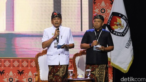 I Gusti Putu Parwata-Pandu Prapanca Lagosa (Gus Par-Pandu) saat debat perdana Pilbup Karangasem di BNDCC, Minggu (27/10/2024). (I Wayan Selamat Juniasa/detikBali)