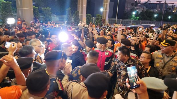 Dharma-Kun disambut pendukung di arena debat (Adrial/detikcom)