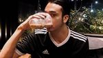 Ini Pose Keren Dimas Andrean saat Menikmati Kopi Favorit
