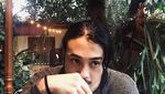 Ini Pose Keren Dimas Andrean saat Menikmati Kopi Favorit