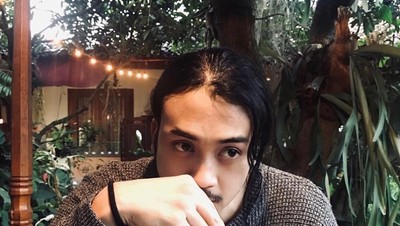 Ini Pose Keren Dimas Andrean saat Menikmati Kopi Favorit