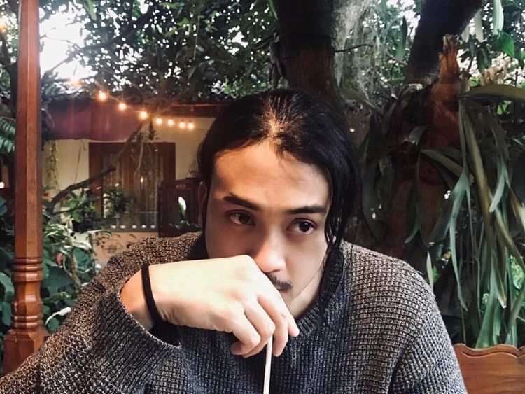 Ini Pose Keren Dimas Andrean saat Menikmati Kopi Favorit