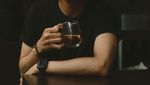 Ini Pose Keren Dimas Andrean saat Menikmati Kopi Favorit