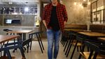 Ini Pose Keren Dimas Andrean saat Menikmati Kopi Favorit