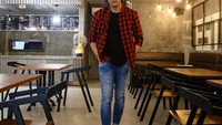 Melalui Instagramnya, Dimas Andrean menegaskan bahwa kabar yang beredar sekadar gosip. Ia bahkan sudah memiliki istri bernama Novita Triutama Dewi. Foto: Instagram @dimazandrean
