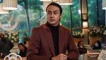 Ini Pose Keren Dimas Andrean saat Menikmati Kopi Favorit