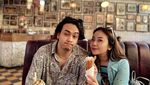 Ini Pose Keren Dimas Andrean saat Menikmati Kopi Favorit