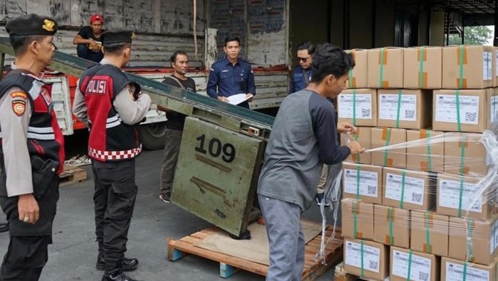 Distribusi logistik surat suara Pilgub/Pilwagub Sumsel sudah tiba seluruhnya di 17 KPU kabupaten/kota.